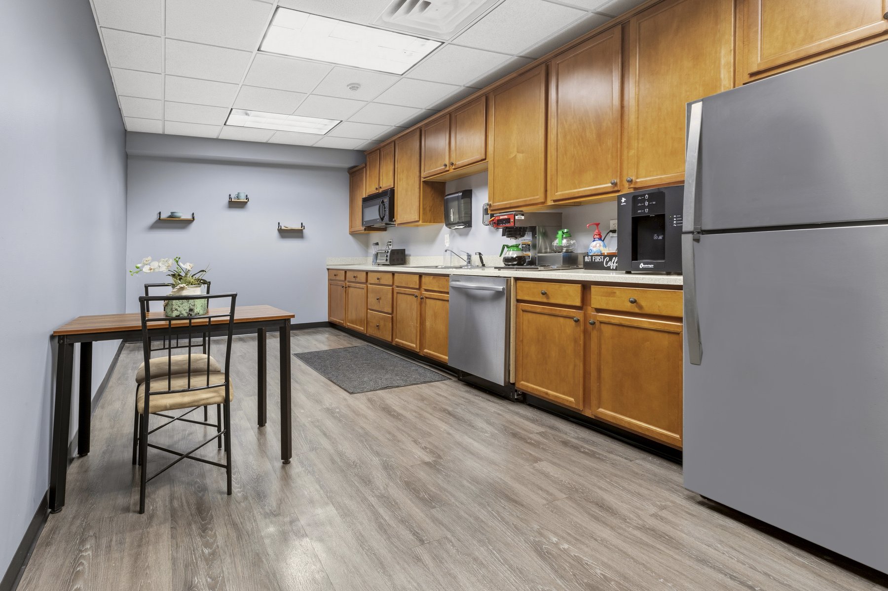 Kitchen and break room at Roswell Office Suites
