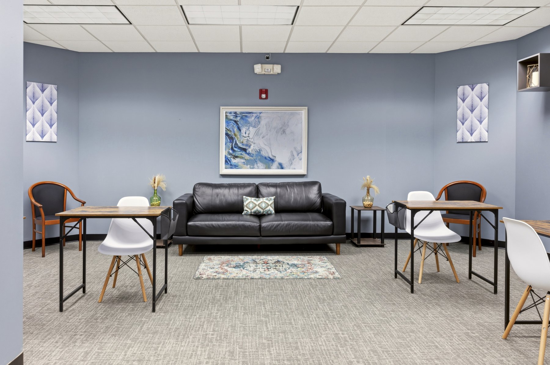 CoWorking lounge at Roswell Office Suites with desks and seating