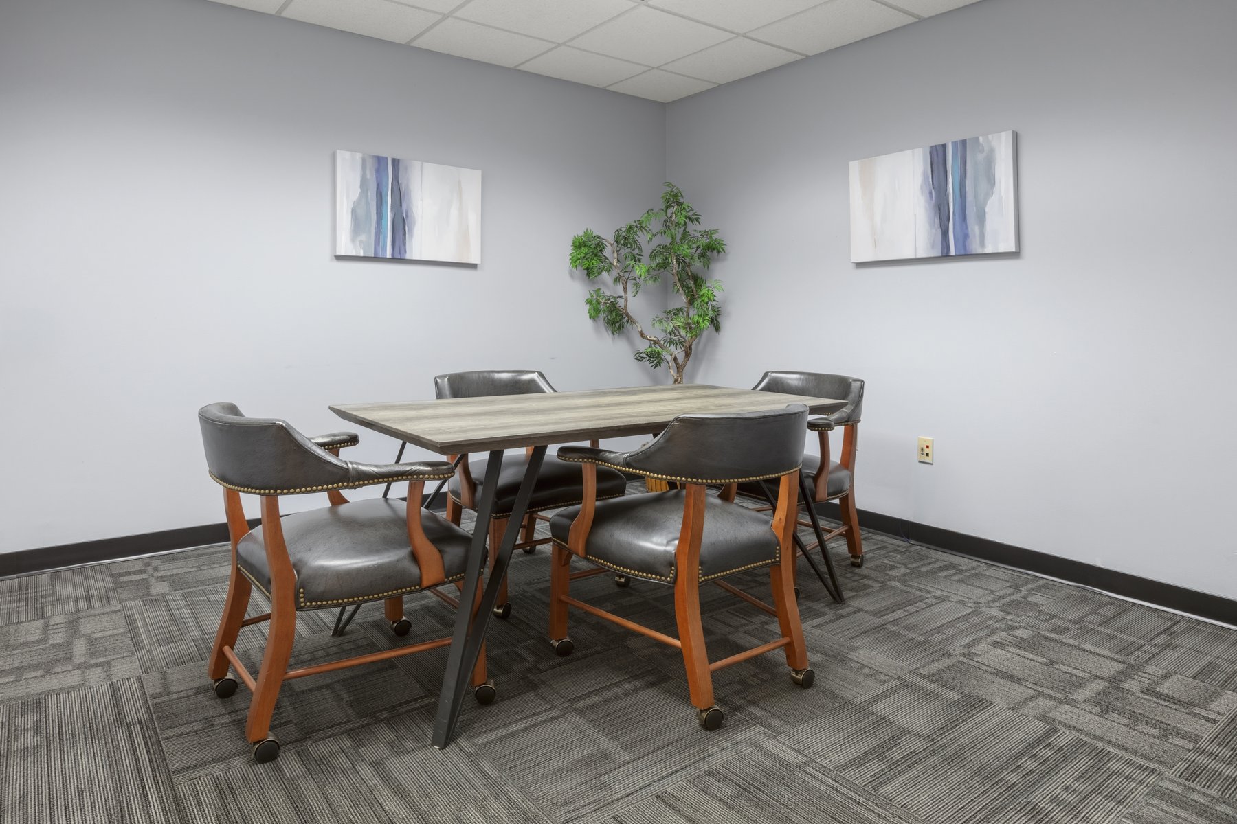 Small meeting room at Roswell Office Suites for 4-person discussions